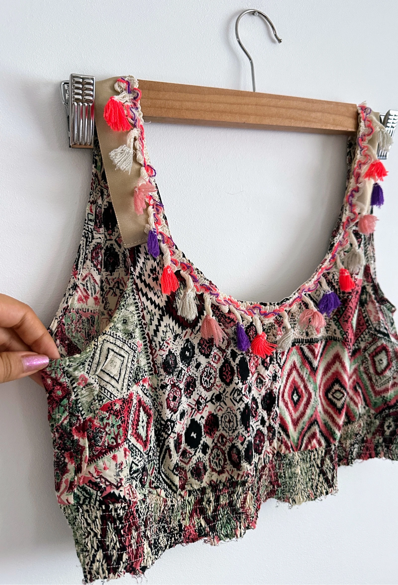 Korte boho chic top met veelkleurige kwastjes / Etnische festival crop top maat M – photo 4